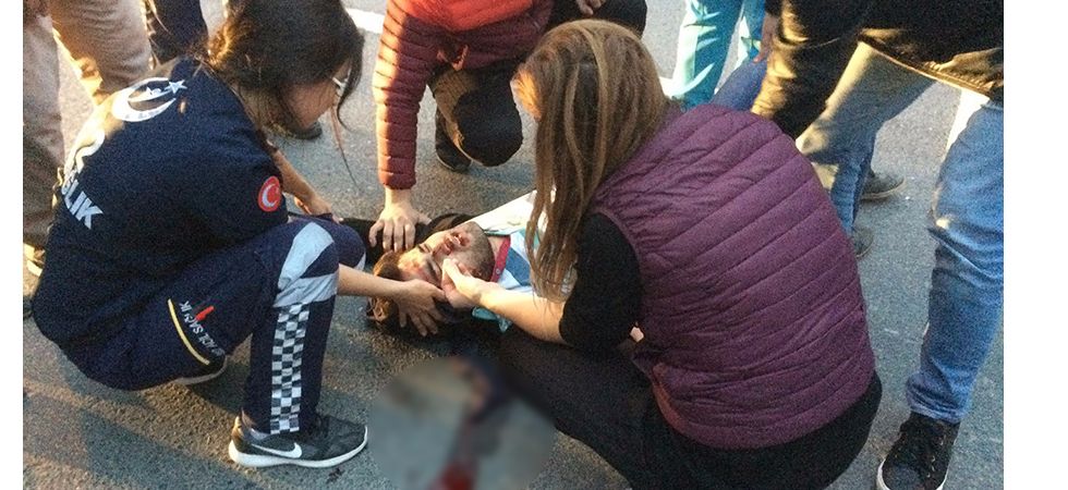 Motosikletli emniyet şeridindeki araca çarptı