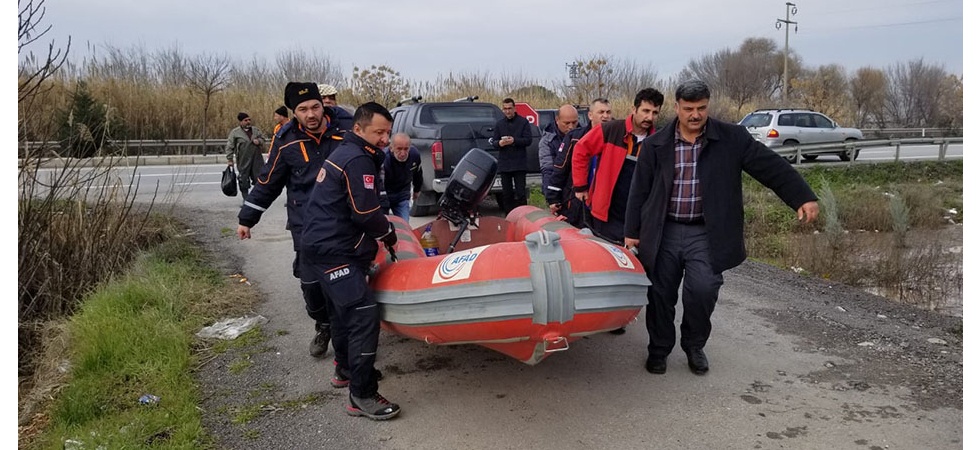 Foça’dan kiraladığı tekneyle köpeğini kurtardı