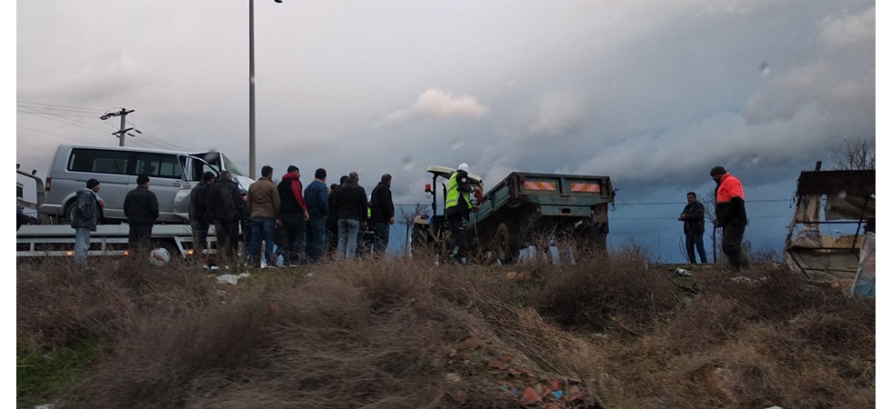 Tarım işçilerini taşıyan traktör kaza yaptı: 14 yaralı