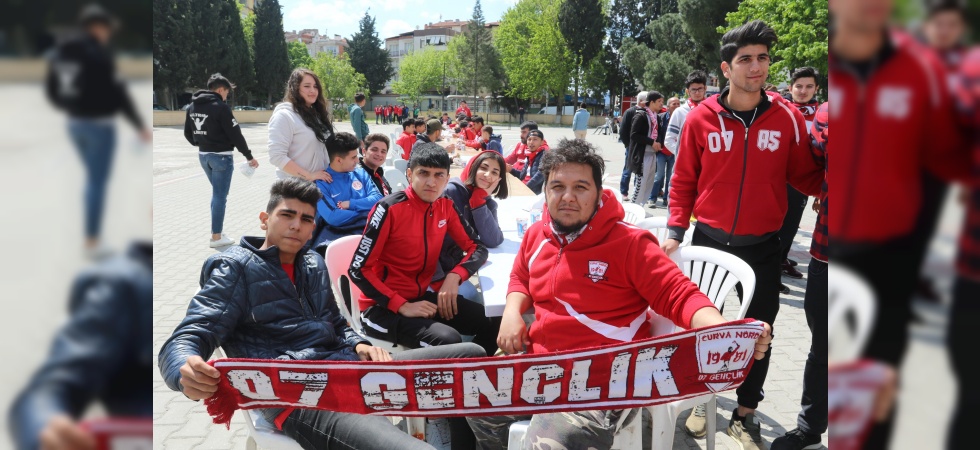 Akhisarspor taraftarından Antalyalı taraftarlara pideli köfte ikramı