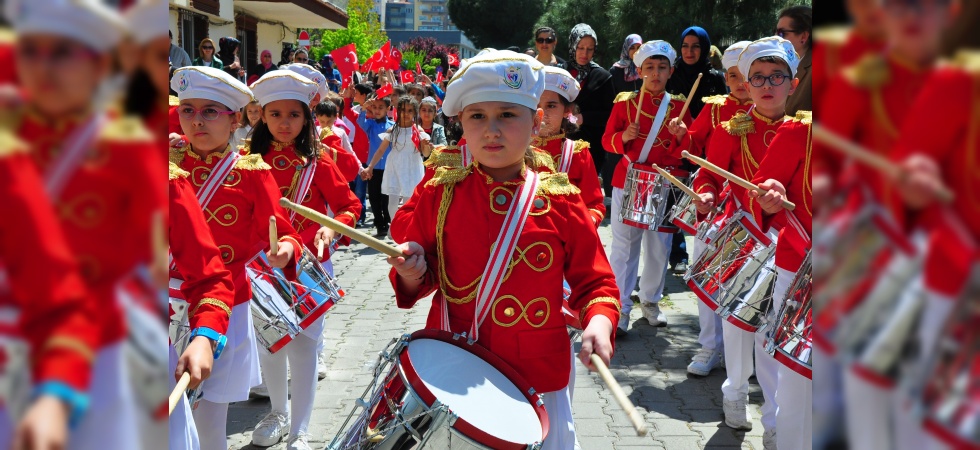 Minikler bando eşliğinde vatandaşları bayrama davet etti