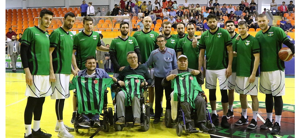 Akhisar Belediyespor yarı finalde