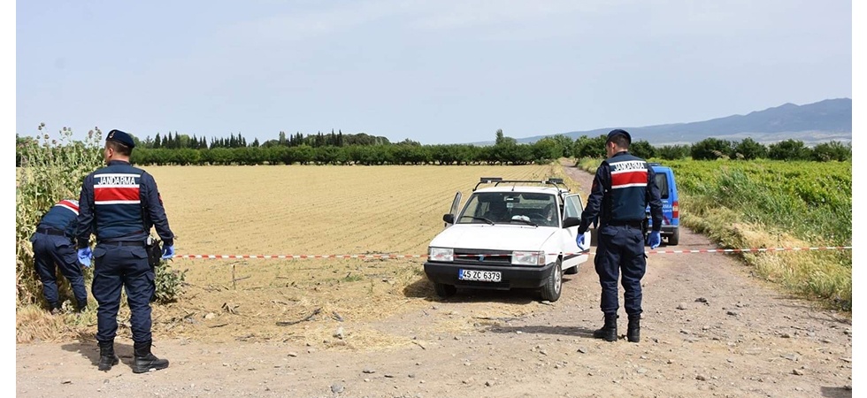 Manisa'da otomobilde erkek cesedi bulundu