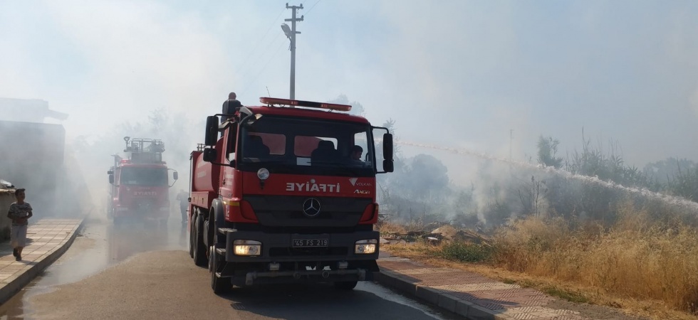 Anız yangını odunluğu kül etti