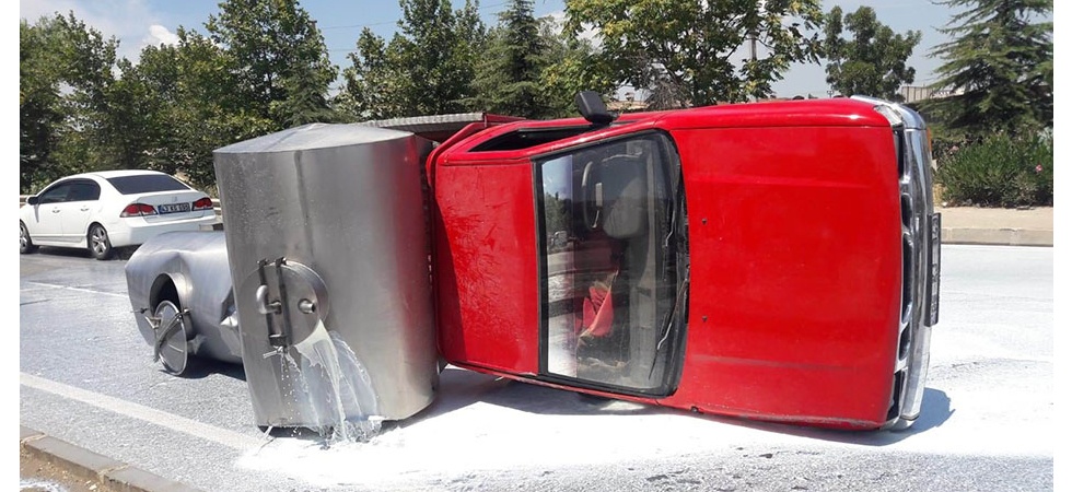 Manisa'da kamyonet devrildi, 2 ton süt yola döküldü
