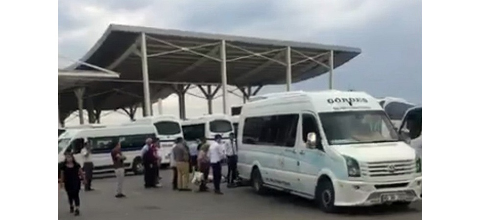 Minibüsün altında kalan yaşlı kadın hayatını kaybetti