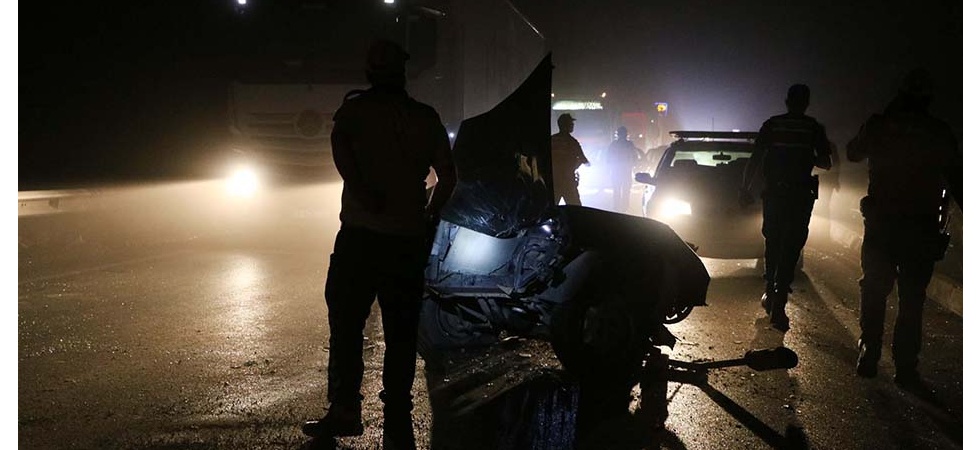 Otomobil ikiye bölündü, yarısı dereye uçtu: 3 yaralı