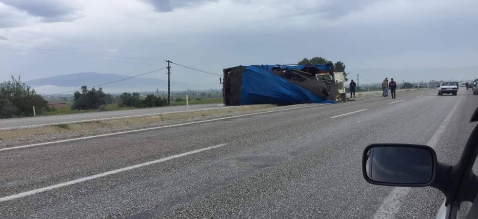 Manisa’da üzüm yüklü kamyon devrildi: 1 yaralı
