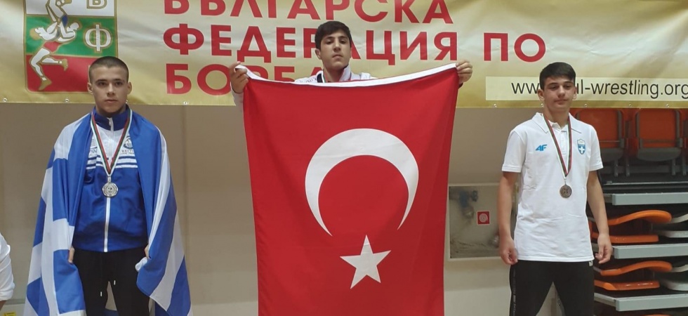 Manisalı güreşçilerden çifte Balkan zaferi