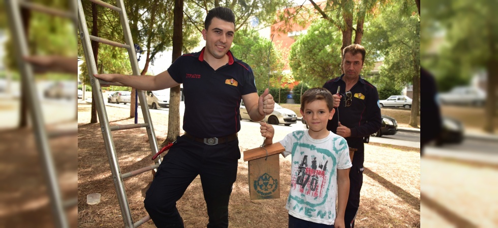 Minik ellerden kuşlara sıcak yuva