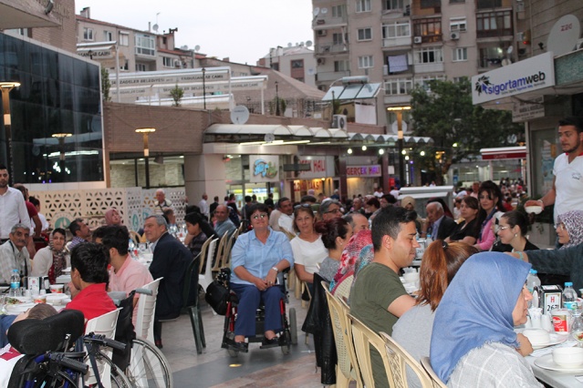 Yunusemre'den Engellilere İftar