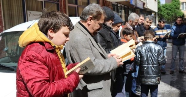 AKHİSARLI GENÇLER Sokak Ortasında Kitap Okudular