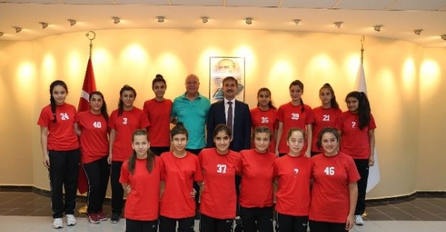 Başkan Şirin Küçük Hentbol Ve Voleybolcuları Ağırladı