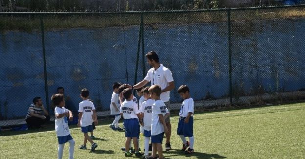 ÇOCUKLAR YAZ TATİLİNİ YUNUSEMRE DE FUTBOL ÖĞRENEREK GEÇİRECEK