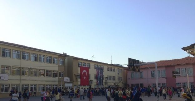 Akhisar’daki depremler okulu kullanılmaz hale getirdi