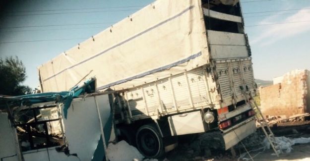 Yoldan çıkan kamyon kavun tezgahına girdi: 4 yaralı