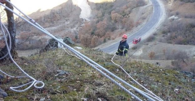 Dağda mahsur kalan keçi operasyonla kurtarıldı