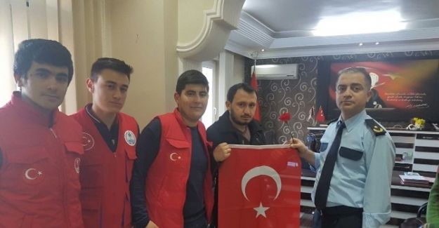 Kulalı gençler polisinin yanında