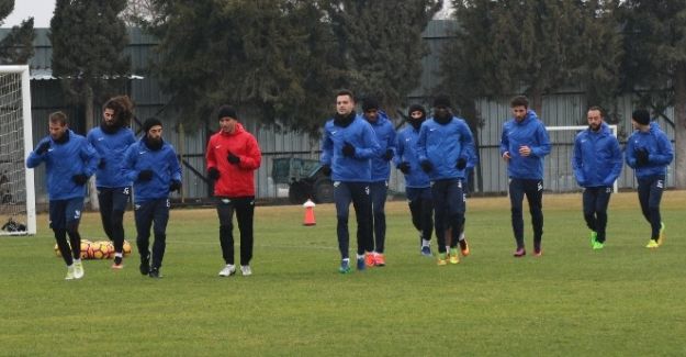 Akhisar Belediyespor ile anlaşan Mustafa Yumlu ilk idmanına çıktı