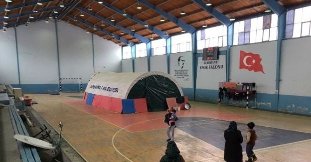 Çadırda yaşayan Suriyeli aileler spor salonuna alındı