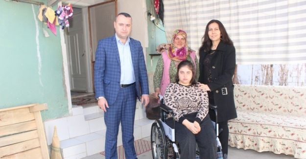 Başkan Karaçoban’dan engelli gence tekerlekli sandalye