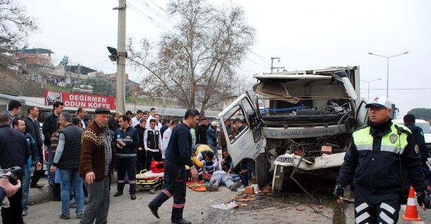 Manisa’da çöp kamyonu ile tuğla yüklü kamyon çarpıştı: 3 yaralı