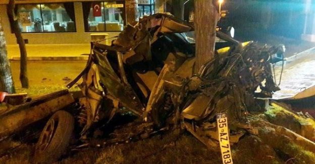 Manisa’da otomobil ağaca çarptı: 1 ağır yaralı