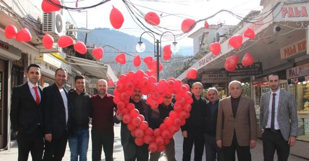 Şemsiyeli Sokağa rakip Sevgi Sokağı