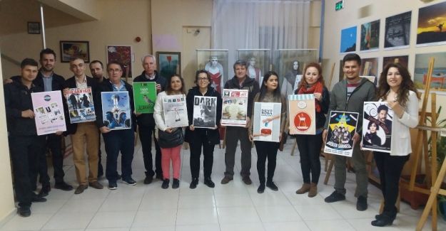 Yaptıkları afişleri sergilediler