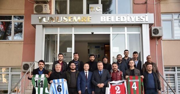 Yunusemre’den Turgutlulu amatör takımlara forma desteği