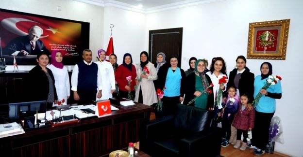AK Partili kadınlar hastanede karanfil dağıttı