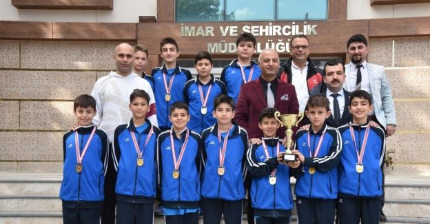 Başarılı basketbolculardan Yunusemre’ye teşekkür