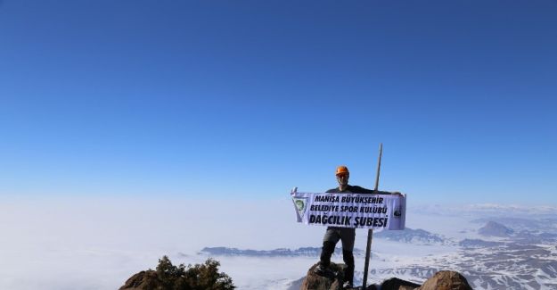 Manisalı dağcılar Nahçıvan’ın zirvesinde Hocalı şehitlerini andı