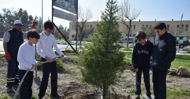 Öğrenciler harçlıklarıyla aldıkları fidanları toprakla buluşturdu