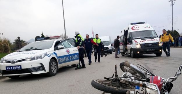 Otomobille motosiklet çarpıştı: 1 ağır yaralı