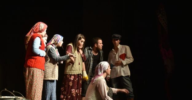 Salihli’de tiyatro gününe özel oyun sergilediler