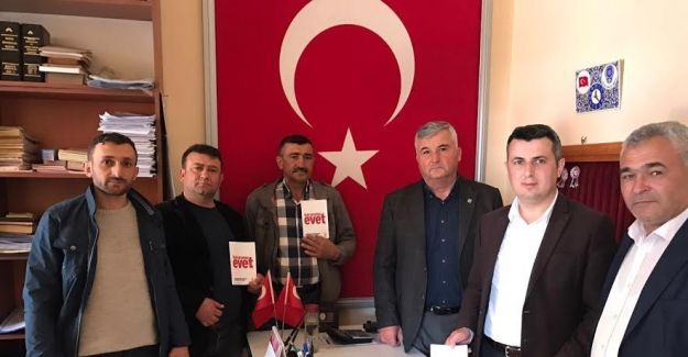 Sarıgöl AK Parti, esnafa ’Kararımız Evet’ kitapçığı dağıttı