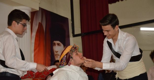 Yabancı öğrenciler kına gecesiyle Türk kültürünü tanıdı