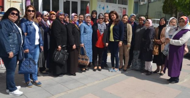 AK Partili kadınlardan Selendi’de 16 Nisan çalışması