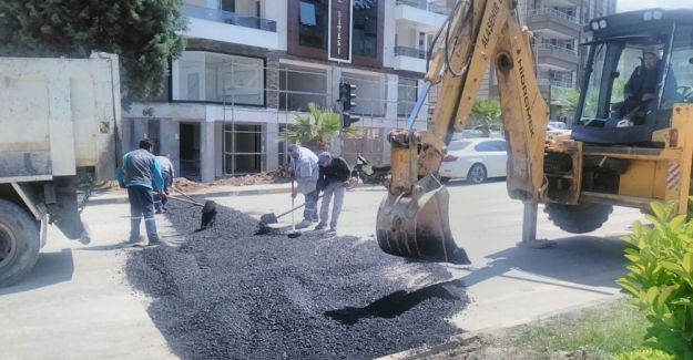 Alaşehir merkezdeki bozuk yollar onarılıyor
