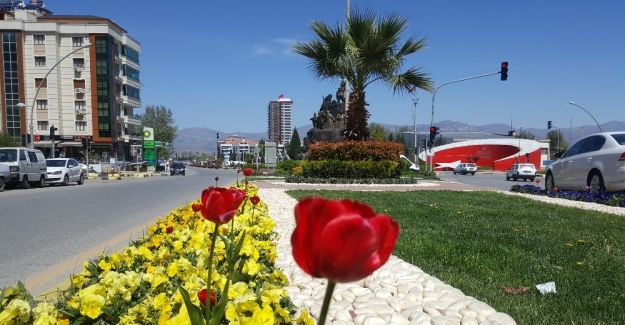 Alaşehir parkları yeşilleniyor