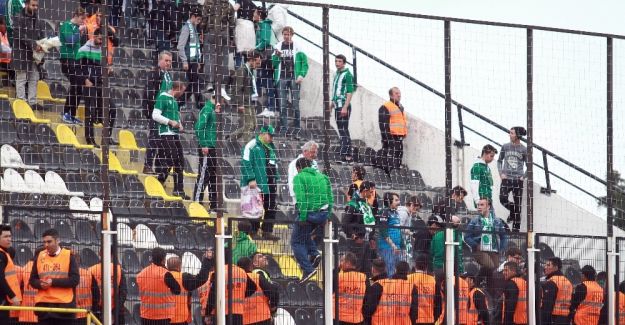 Bursaspor taraftarı tribünü terk etti