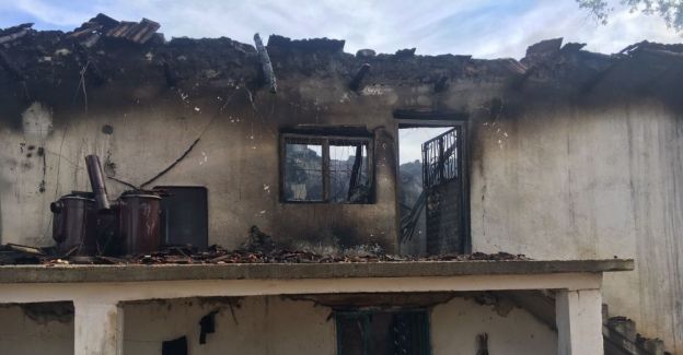 Elektrik kontağından çıkan yangın iki katlı evi küle çevirdi