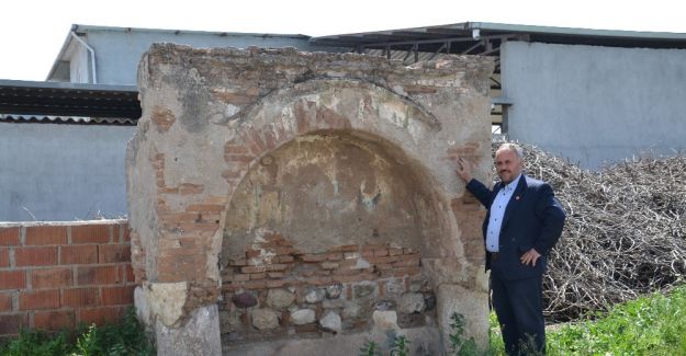 Kaderine terkedilen tarihi çeşme restorasyon bekliyor