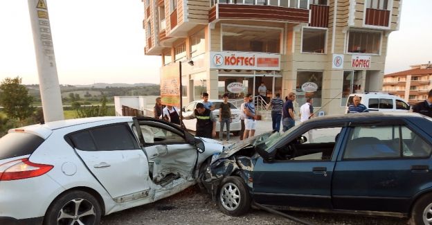 Soma’da iki araç çarpıştı: 3 yaralı