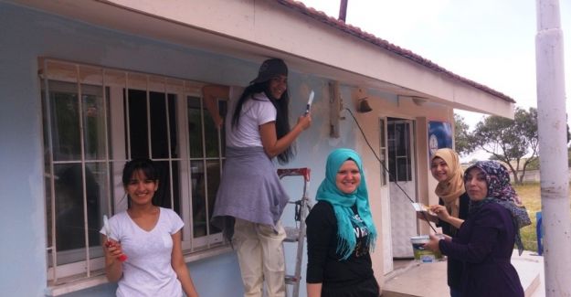 Üniversiteli gençler köy okulunu boyadı