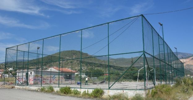 Atıl durumdaki belediyeye ait halı saha yenileniyor