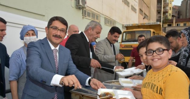 İlkokul bahçesinde 800 kişi iftarda buluştu