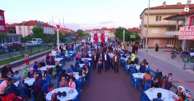 Kadir Gecesinde 7 bin kişi birlikte iftar açtı