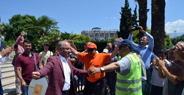 Manisa’da davullu zurnalı toplu sözleşme sevinci